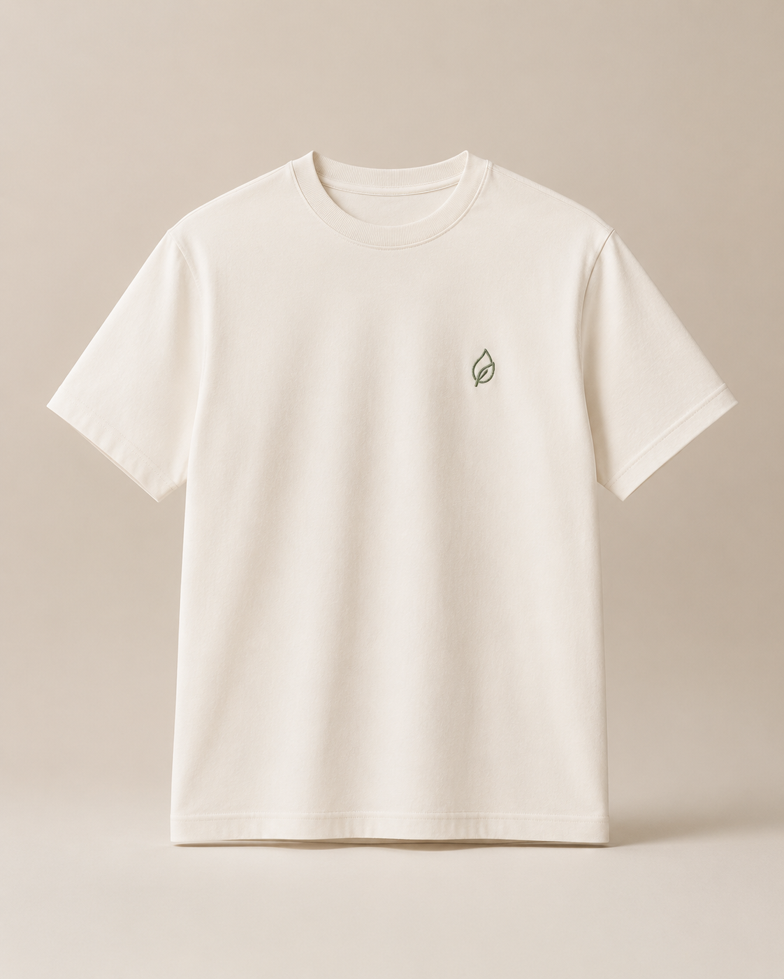 生成り地に葉のモチーフを刺繍したTシャツ